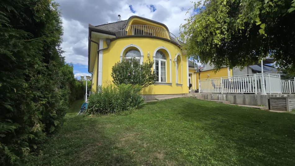 Wohnen mit Urlaubsgefühl – großzügiges Einfamilienhaus mit Pool, Naturteich und viel Privatsphäre - südseitig & in 20min zur Innenstadt - Bild