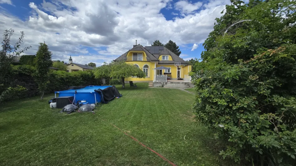 Wohnen mit Urlaubsgefühl – großzügiges Einfamilienhaus mit Pool, Naturteich und viel Privatsphäre - südseitig & in 20min zur Innenstadt - Titelbild
