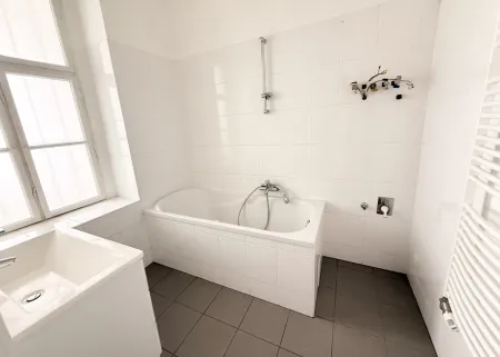 Bad: Wanne + Waschbecken + Waschmaschinenanschluss