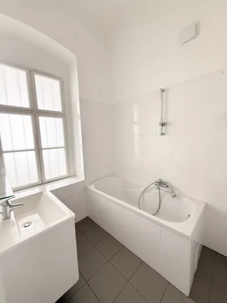 Bad: Wanne + Waschbecken + Waschmaschinenanschluss
