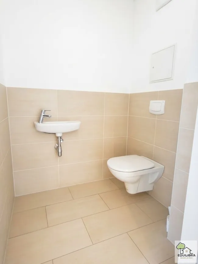 WOHNQUALITÄT PUR – MODERNE 2-ZIMMER-WOHNUNG MIT BALKON UND 2 PARKPLÄTZEN - Bild