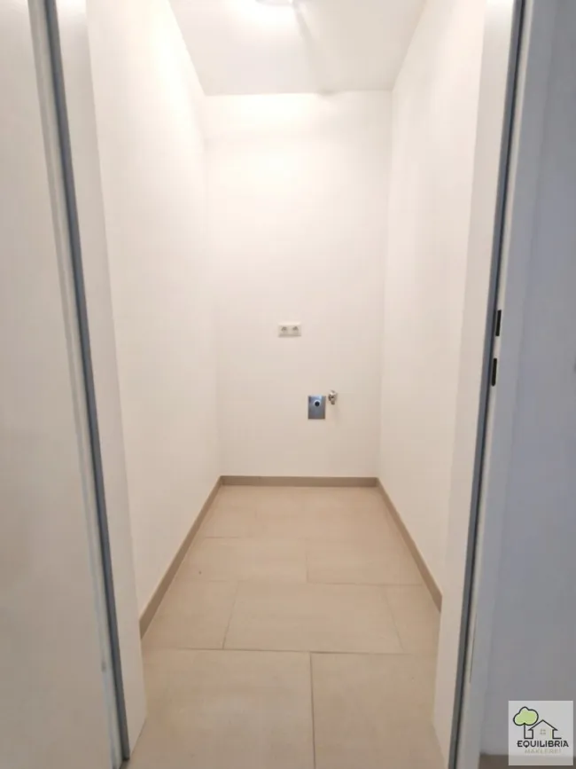WOHNQUALITÄT PUR – MODERNE 2-ZIMMER-WOHNUNG MIT BALKON UND 2 PARKPLÄTZEN - Bild