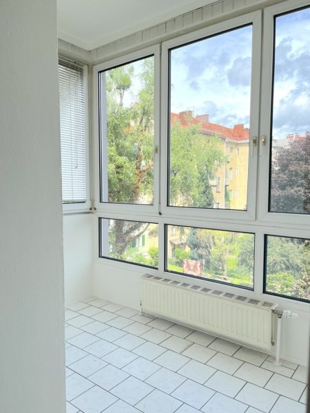Sonnige 2-Zimmer mit Wintergarten und Balkon