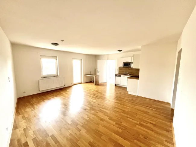 Ab August verfügbar: 2-Zimmer-Whg mit großem Balkon und Terrasse am Hauptplatz Jennersdorf - Bild