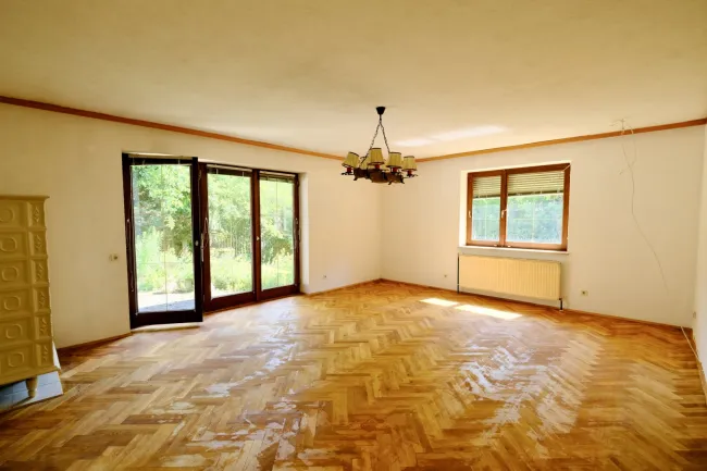 Großzügiges Wohnzimmer mit Zugang Terrasse