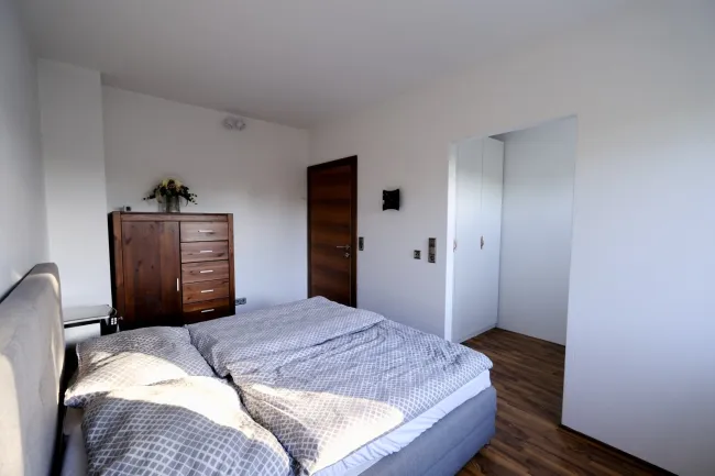 Schlafzimmer mit angrenzendem Schrankraum