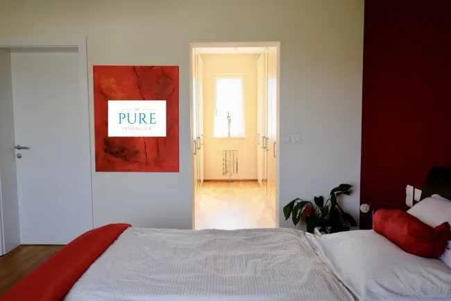 Schön angelegtes Schlafzimmer mit Schrankraum & Bad