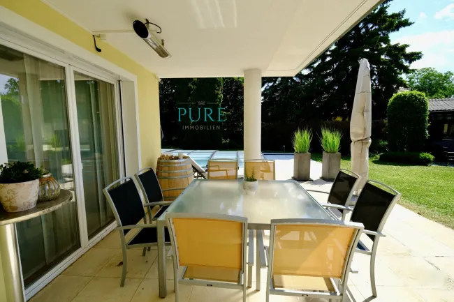 Herrliche Terrasse mit Poolblick