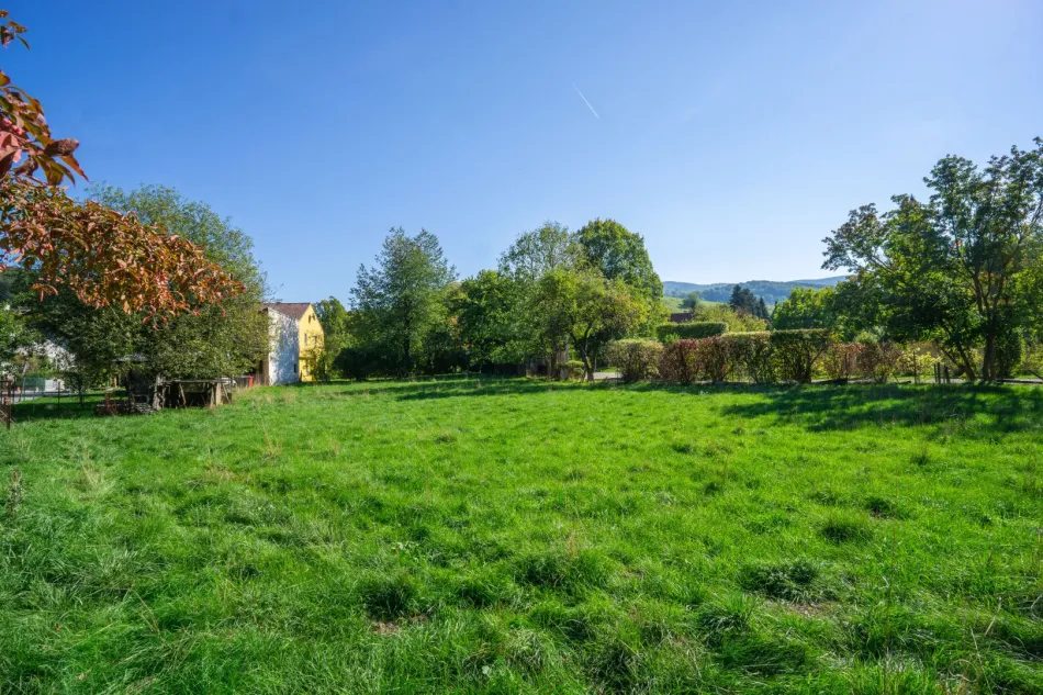 Großzügig bauen, naturnah leben – 1.238 m² ebener Baugrund im Dorfzentrum von Laaben - Titelbild