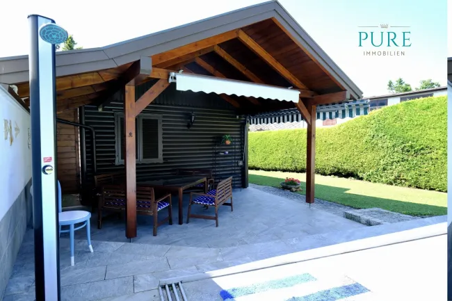Überdachte Poolterrasse mit herrlichem Blick