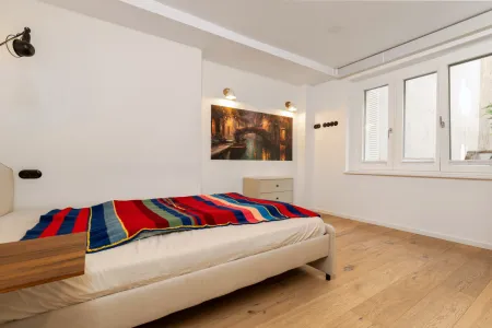 1. Stock: Zimmer mit Fenstern zum Innenhof