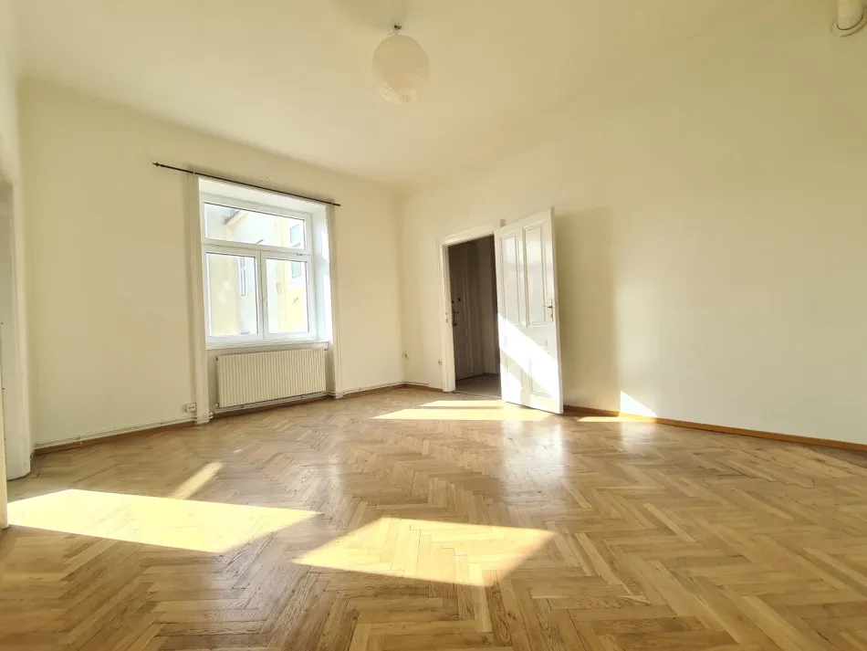 Sonniges Apartment mit bewilligtem Balkon - Titelbild