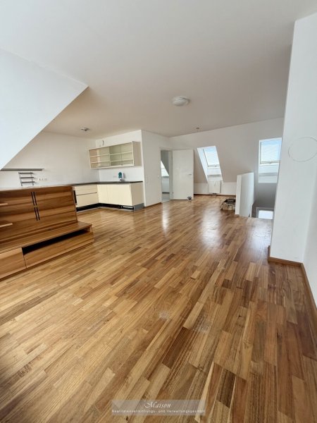 LICHTDURCHFLUTETE MAISONETTWOHNUNG MIT TERRASSE UND EIGENTUMSGARAGE - NATURNAHES LEBEN IM URBANEN KOMFORT