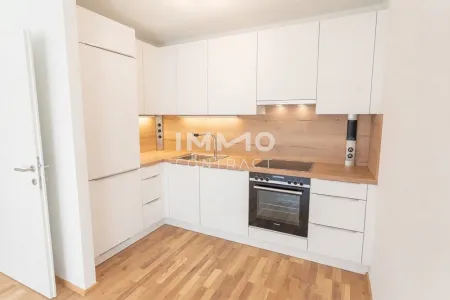 Die Wohnung kommt inklusive ähnlicher Küche mit Siemensgeräten