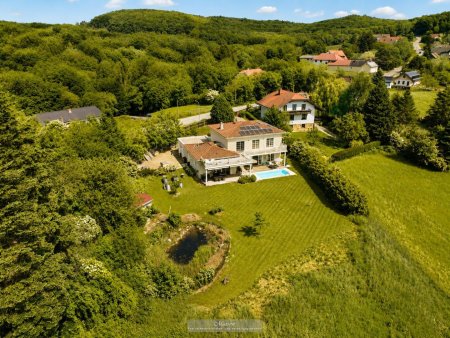 ARCHITEKTONISCHES FAMILIEN-REFUGIUM IM WIENERWALD MIT MODERNER TECHNIK UND GROSSZÜGIGEN GRUNDSTÜCK!