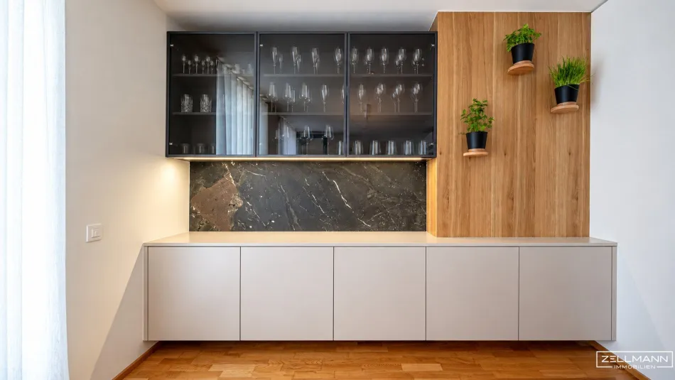 PURKERSDORF | Wohnen mit Persönlichkeit – außergewöhnliche & hochwertige Maisonette-Wohnung | inkl. 2 TG-Stellplätze | 2 Terrassen | ZELLMANN IMMOBILIEN - Bild