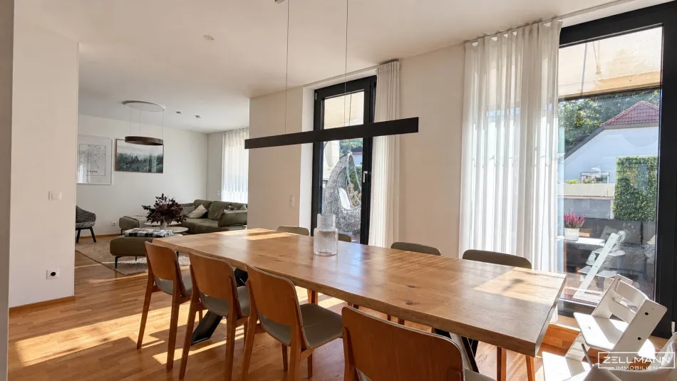 PURKERSDORF | Wohnen mit Persönlichkeit – außergewöhnliche & hochwertige Maisonette-Wohnung | inkl. 2 TG-Stellplätze | 2 Terrassen | ZELLMANN IMMOBILIEN - Bild