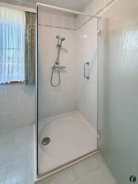 Dusche im Badezimmer