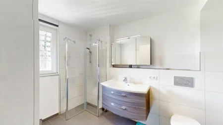 Badezimmer mit Dusche und Fenster