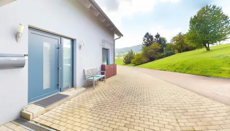 11 Hauseingang und Stellplatz
