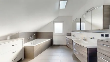 10 Badezimmer mit Wanne und Doppelwaschtisch