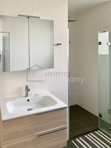 Modernes Badezimmer mit großzügigem Waschtisch