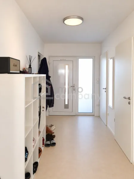Heller Eingangsbereich mit praktischer Garderobe
