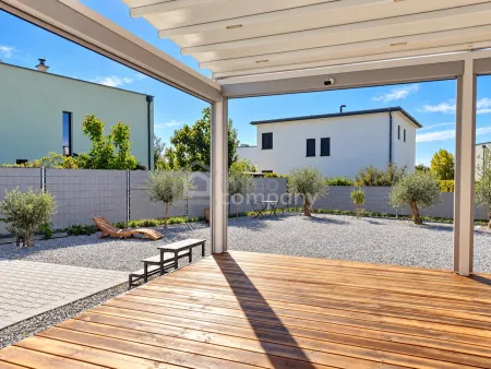 Traumterrasse mit Blick in den mediterran gestalteten Garten