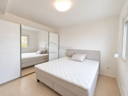 Freundliches Schlafzimmer mit großzügigem Stauraum