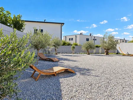 Mediterranes Gartenflair mit Olivenbäumen und pflegeleichten Kiesflächen