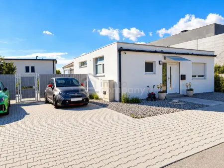 Gepflegtes, modernes Haus mit drei PKW-Stellplätzen