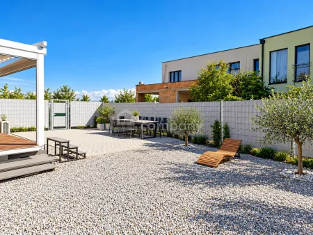 Viel Platz zum Genießen – mediterranes Flair und gemütlicher Essplatz im Freien