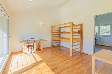 zum inneren Balkon hin offenes Zimmer