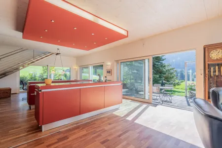 Küche mit Zugang zur Terrasse