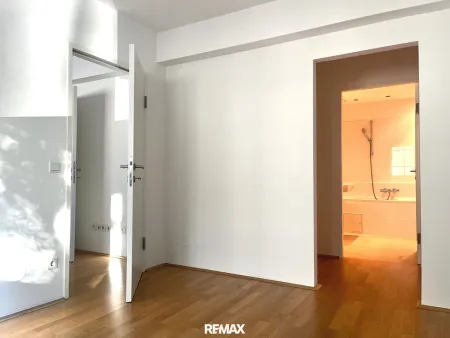 Schlafzimmer mit Schrankraum