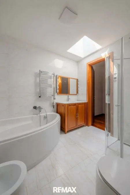 Badezimmer mit Wanne und Dusche