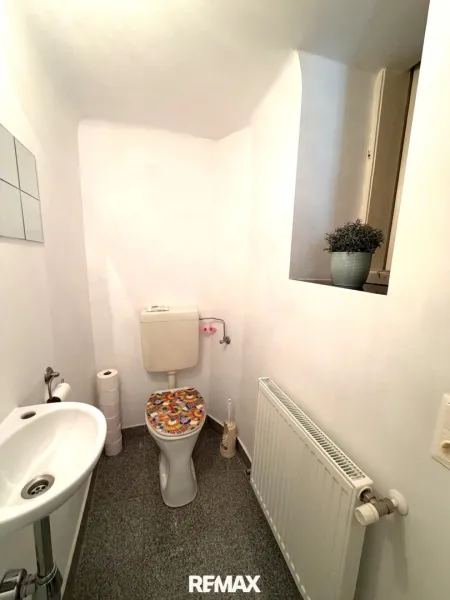 Separates WC mit Handwaschbecken