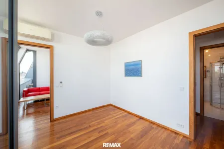 Vielseitiges Zimmer mit warmem Holzboden