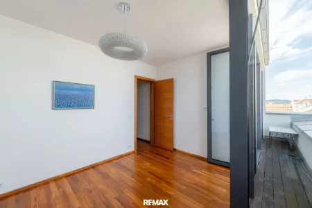 Helles Zimmer mit Terrassenzugang