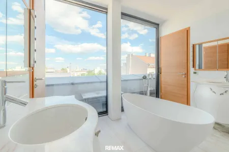 Lichtdurchflutetes Badezimmer mit Ausblick