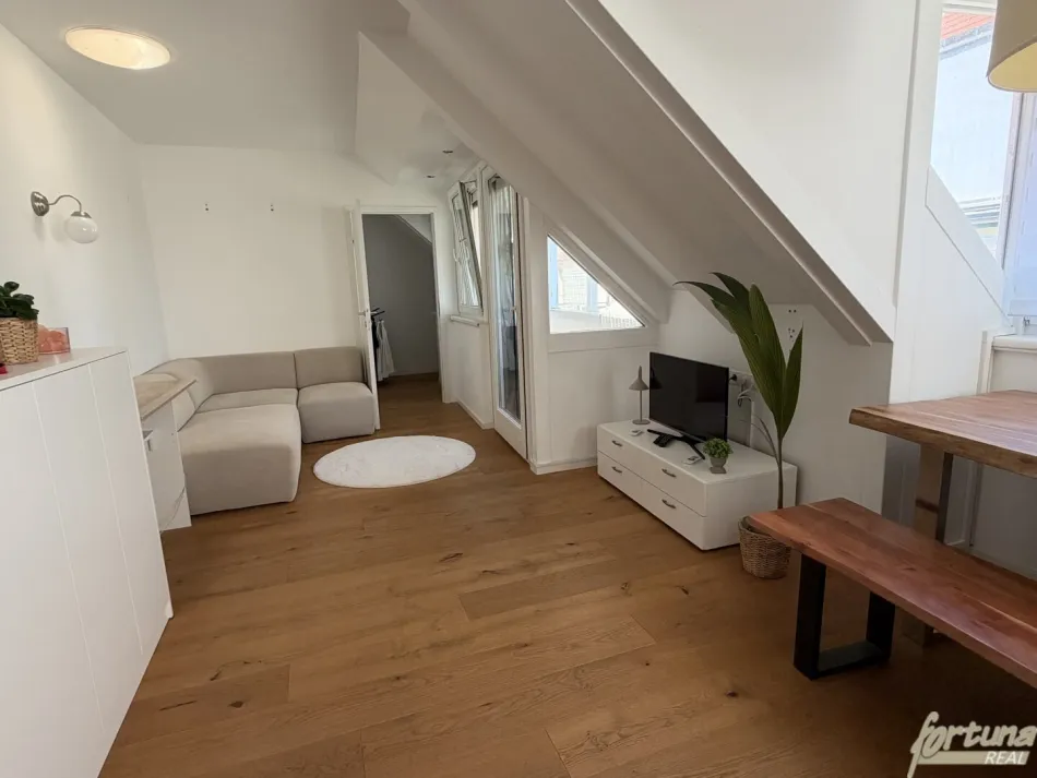 „Zentraler geht’s nicht – helle 2,5-Zimmer-Wohnung in der Blumenstadt“ - Titelbild