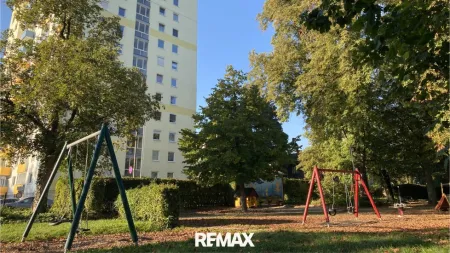 Gebäude mit Spielplatz