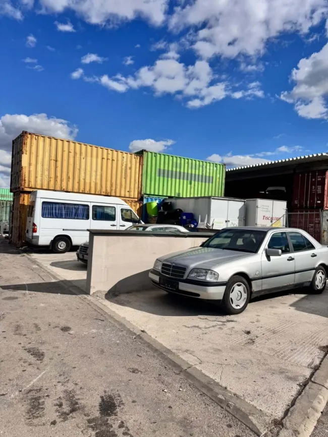 Abstell- und Freiflächen – für PKW, Transporter, Anhänger und Material, 24/7 zugänglich - Bild