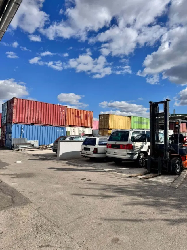 Abstell- und Freiflächen – für PKW, Transporter, Anhänger und Material, 24/7 zugänglich - Bild
