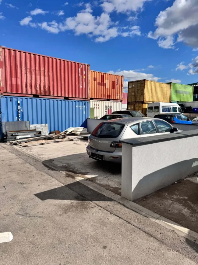 Abstell- und Freiflächen – für PKW, Transporter, Anhänger und Material, 24/7 zugänglich - Titelbild