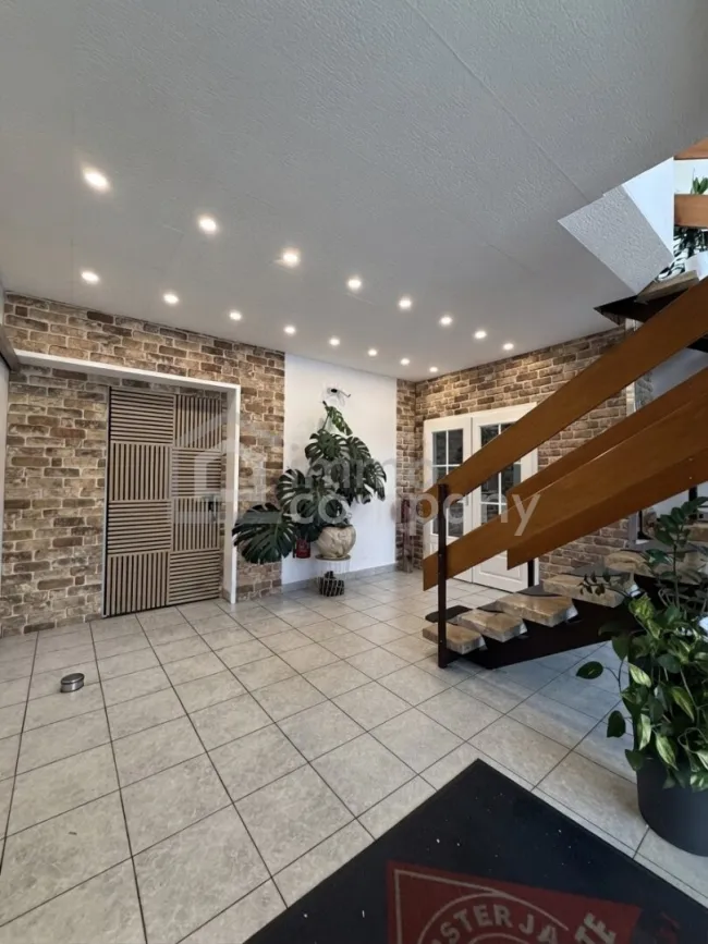 Großzügiges Lager mit Freifläche in Mönchhof, 3582m², teilrenoviert, 6 Stellplätze, €850.000 - Bild