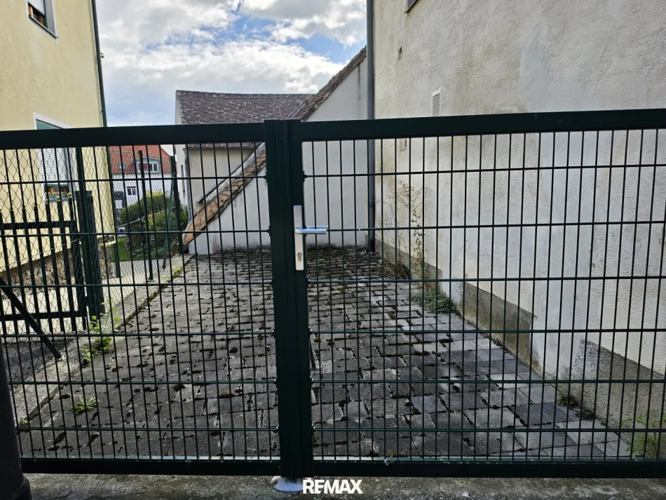 Mehrfamilienhaus renovierungsbedürftig mit 2 Wohnungen und eigenem Parkplatz - Bild