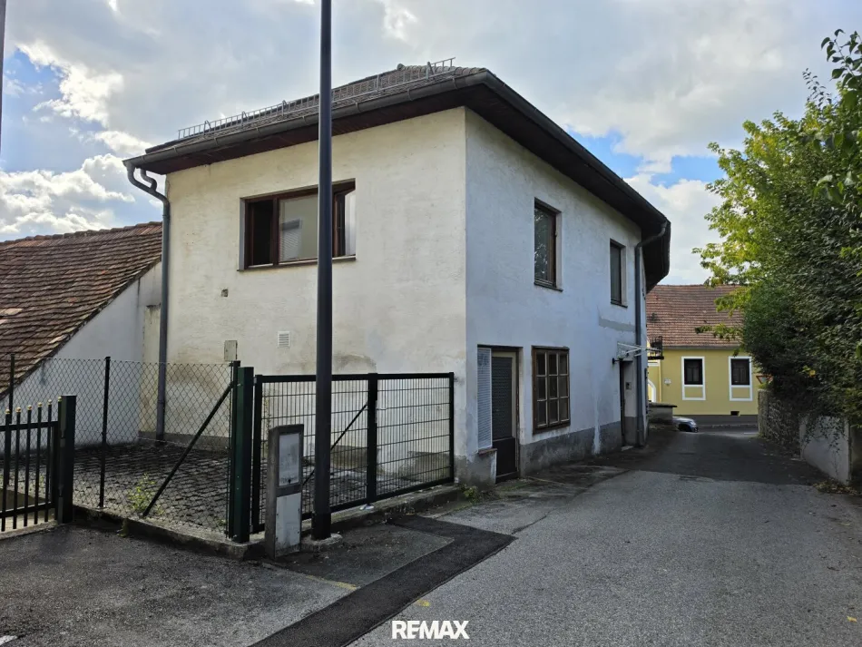 Mehrfamilienhaus renovierungsbedürftig mit 2 Wohnungen und eigenem Parkplatz - Bild