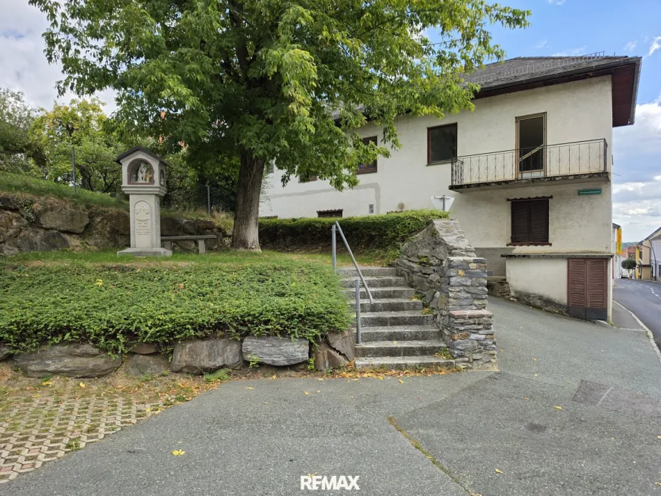 Mehrfamilienhaus renovierungsbedürftig mit 2 Wohnungen und eigenem Parkplatz - Titelbild