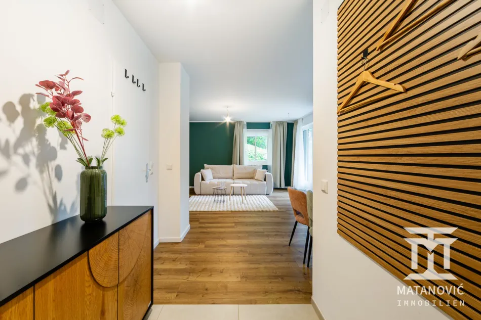Eingangsbereich mit Blick in den Wohnraum